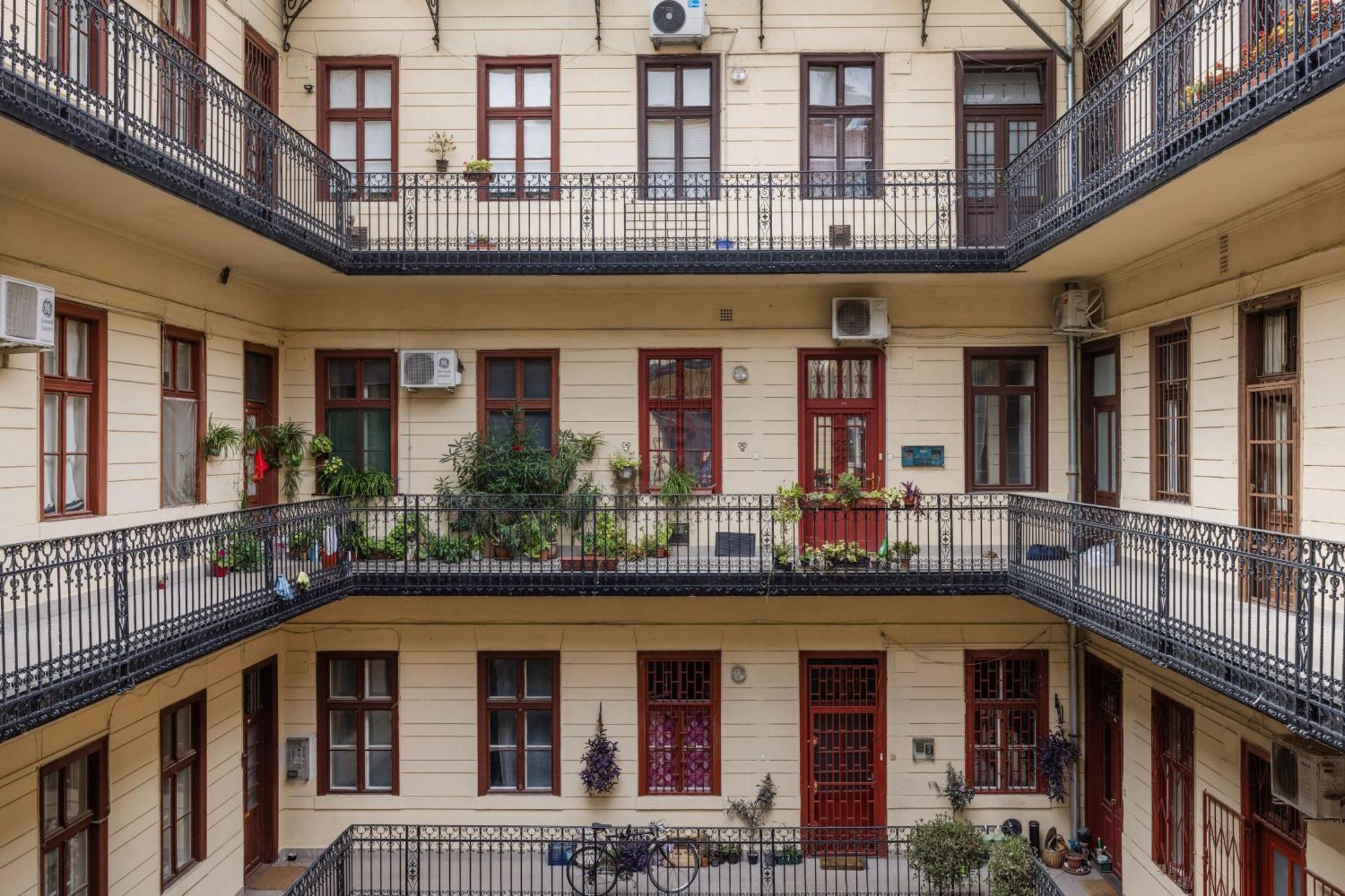 Central Budapest Oasis - Modern Charm, Timeless Comfort المظهر الخارجي الصورة